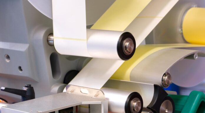 Jaka drukarnia etykiet samoprzylepnych sprosta wymaganiom Twojego biznesu